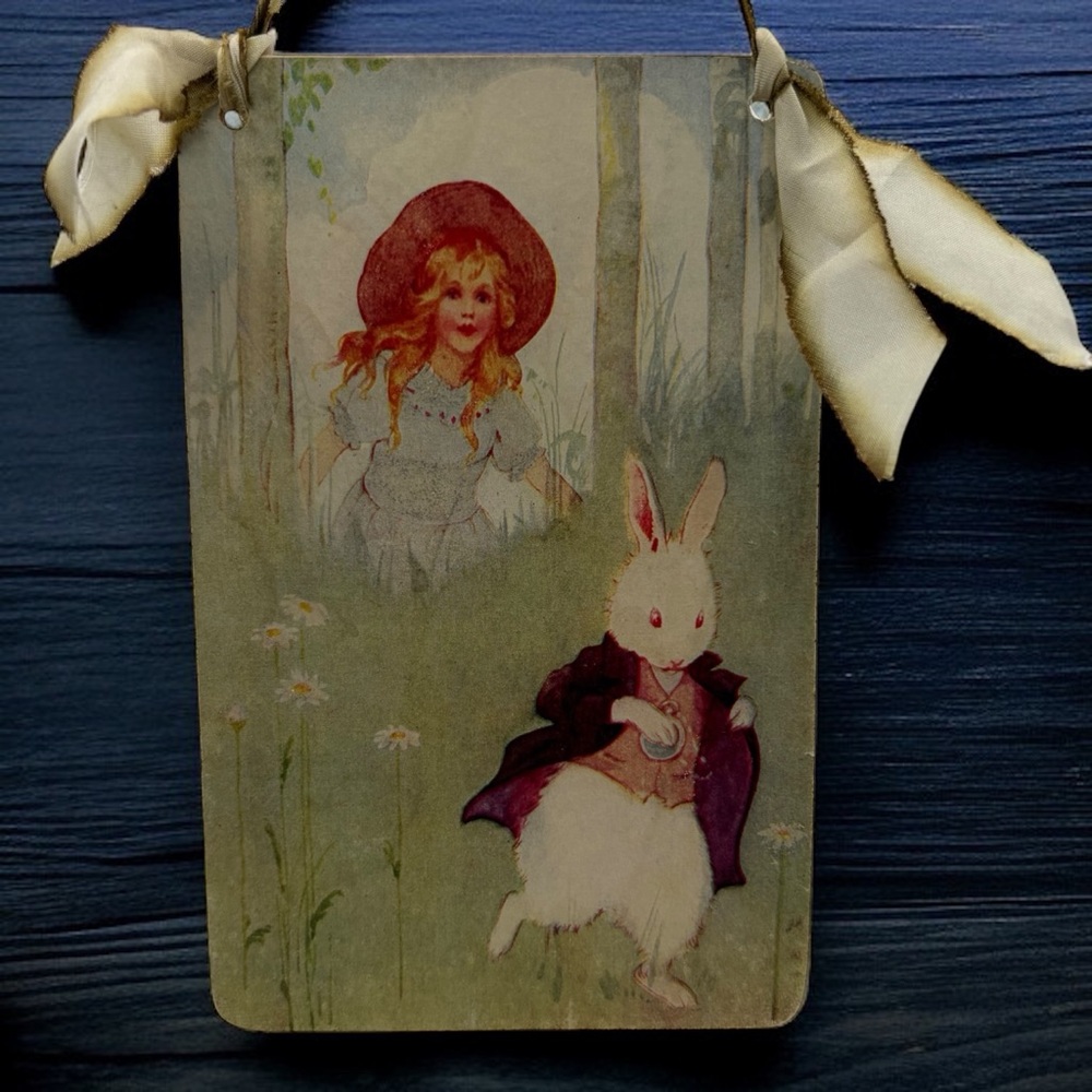 VINTAGE STYLE ALICE IN WONDERLAND HANGING POSTCARD PLAQUE